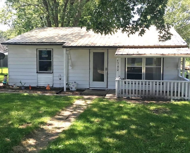 ranch-style home with a front lawn