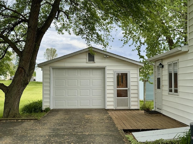 321 E N St, Sheffield, IL 61361 - detached garage with driveway