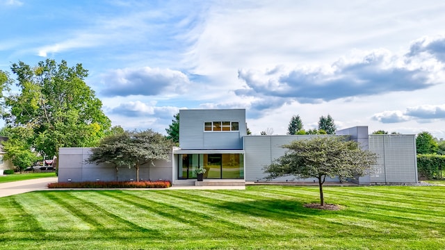 view of front of home with a front yard