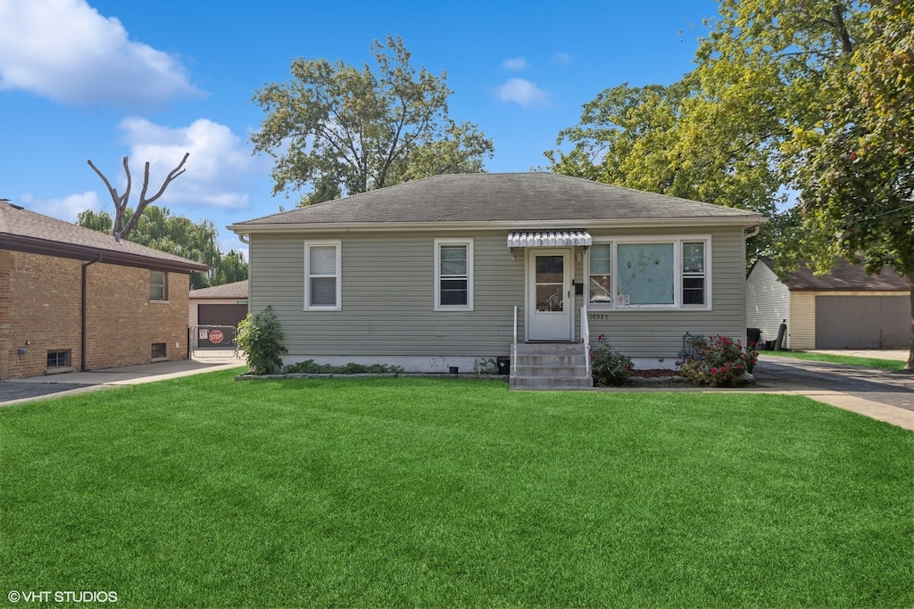 view of front of house with a front lawn and a garage