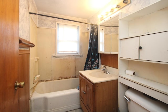 full bath with shower / tub combo, vanity, and toilet