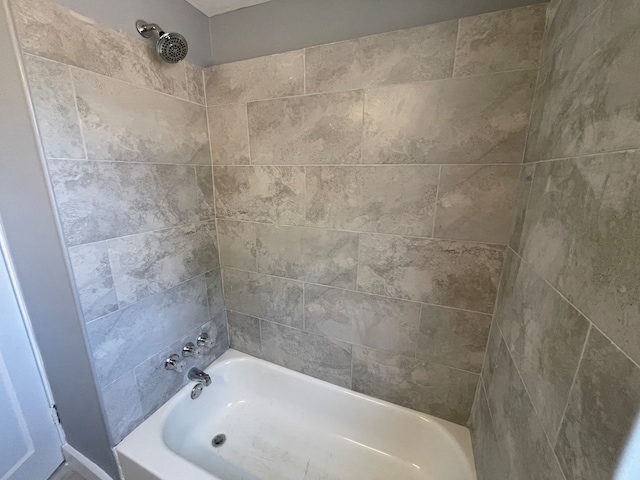 bathroom with tiled shower / bath combo