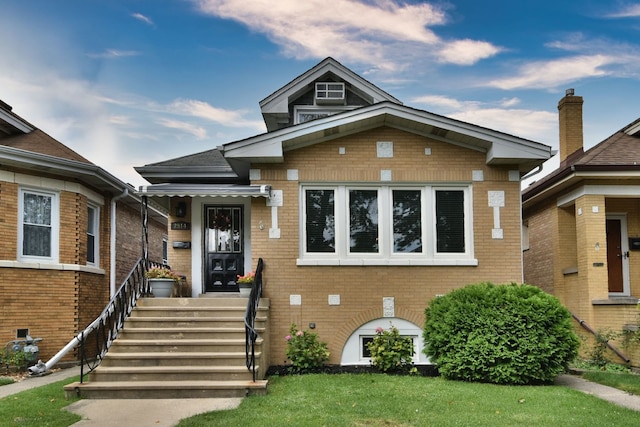 bungalow-style home featuring a front lawn