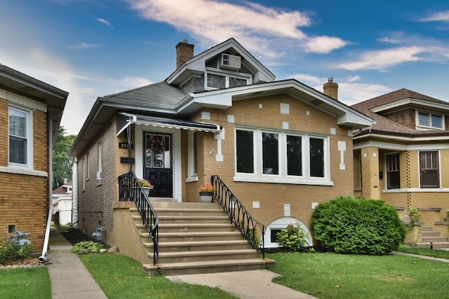 view of front of house featuring a front lawn