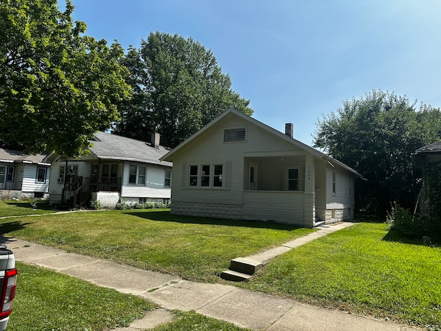 bungalow featuring a front yard