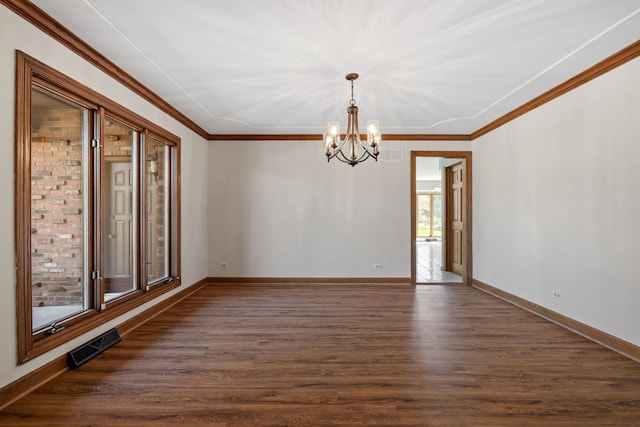 spare room with visible vents, crown molding, an inviting chandelier, baseboards, and dark wood-style floors