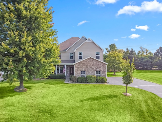 view of front of property featuring a front yard