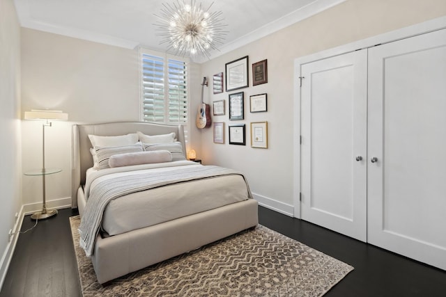 1040 N Lake Shore Dr Unit 9A, Chicago, IL 60611 - bedroom featuring a chandelier, baseboards, dark wood-style floors, crown molding, and a closet