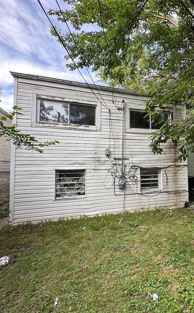 view of side of property featuring a lawn