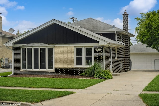 view of front facade featuring a garage and a front lawn