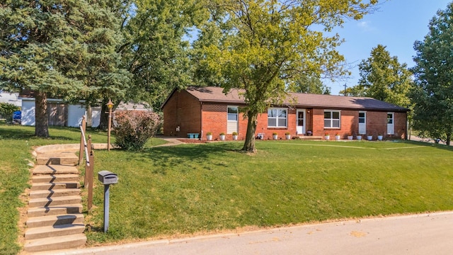 view of front of home featuring a front lawn