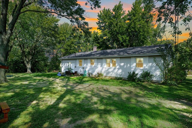 view of front of house featuring a yard