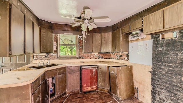 kitchen featuring backsplash, sink, kitchen peninsula, dark parquet floors, and ceiling fan