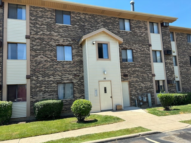 view of front facade with a front lawn