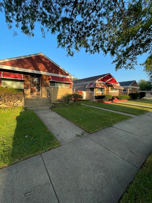 single story home featuring a front yard