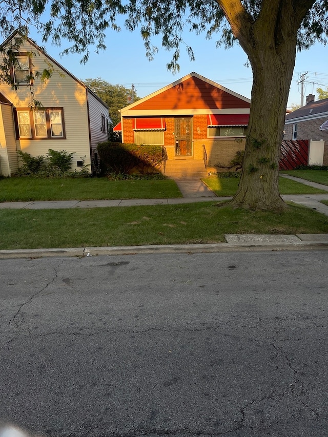 view of front of house with a front lawn