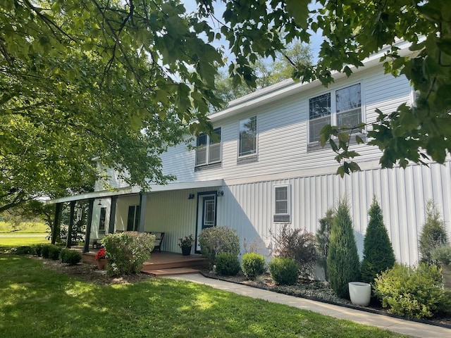 view of front of house with a porch and a front lawn