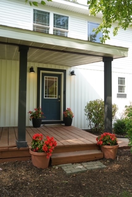 entrance to property with covered porch