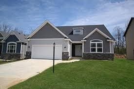 view of front facade featuring a front yard and a garage