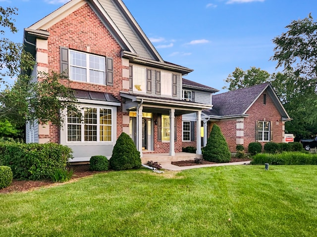 view of front of house featuring a front lawn