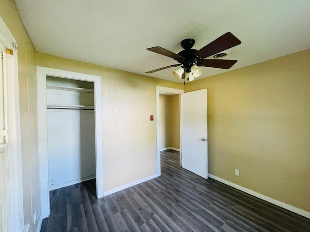 unfurnished bedroom with dark wood-type flooring, ceiling fan, and a closet