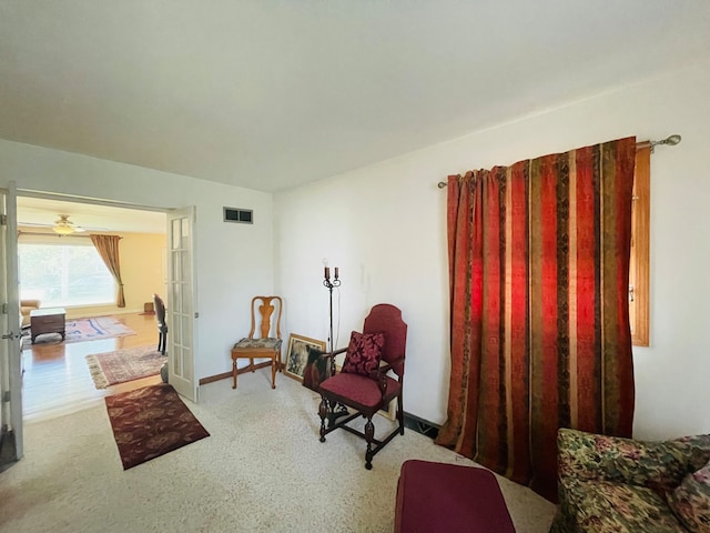 sitting room with ceiling fan