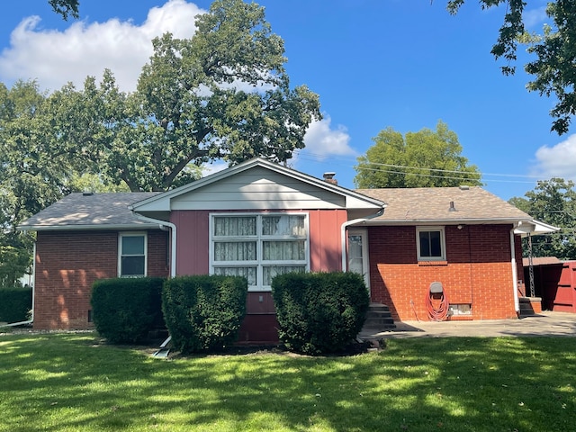 view of front facade featuring a front yard