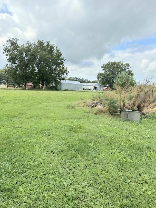 view of yard featuring a rural view