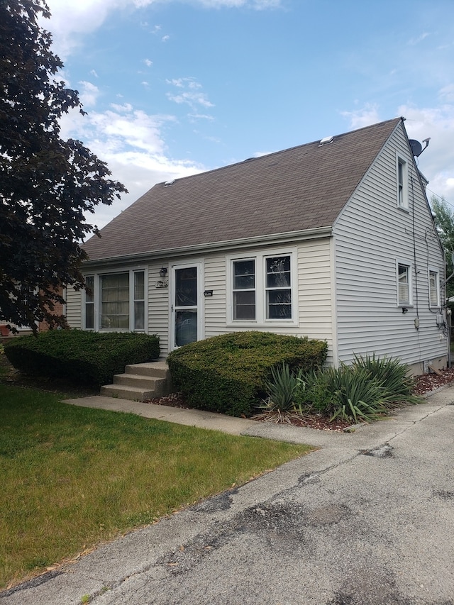 view of front facade featuring a front lawn