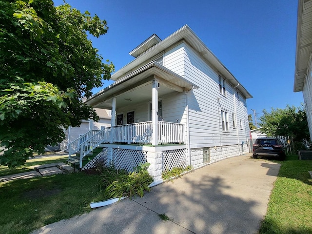 view of front of property with covered porch and driveway