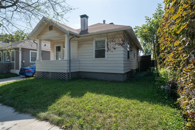 view of front of property with a front lawn