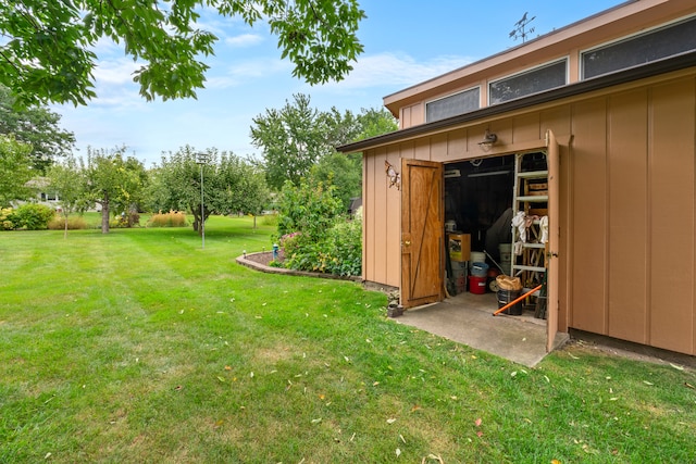 view of yard featuring a storage unit