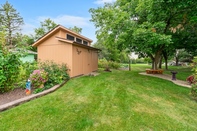 view of yard featuring a shed