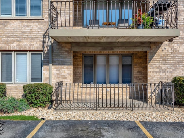 property entrance with covered porch