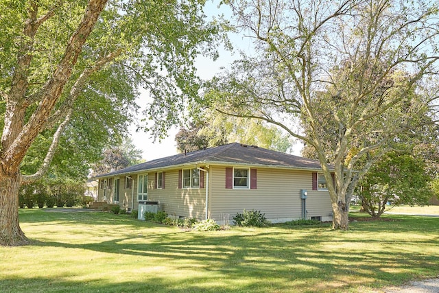 view of front facade featuring a front lawn