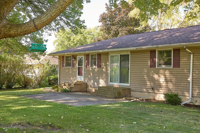 view of front facade with a front yard