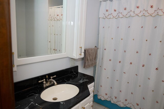 full bathroom featuring curtained shower and vanity