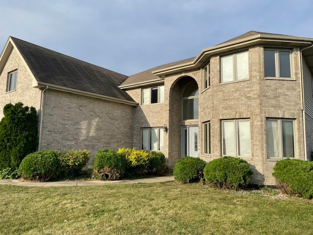 view of front of property with a front lawn