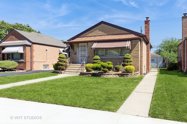 view of front of property featuring a front lawn