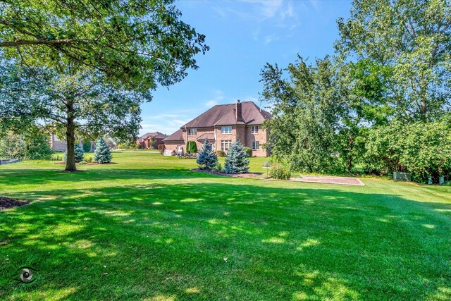 view of front of house featuring a front lawn