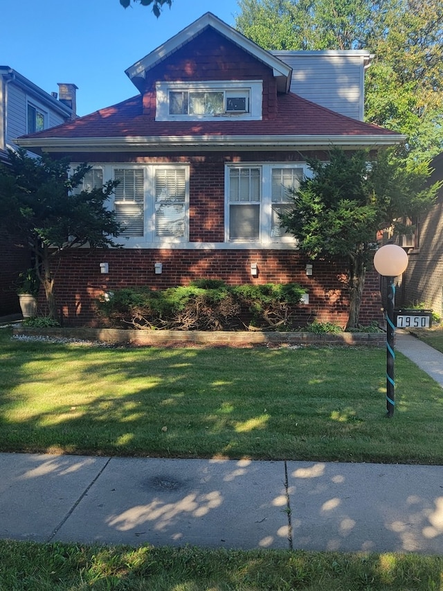 view of front of home featuring a front yard