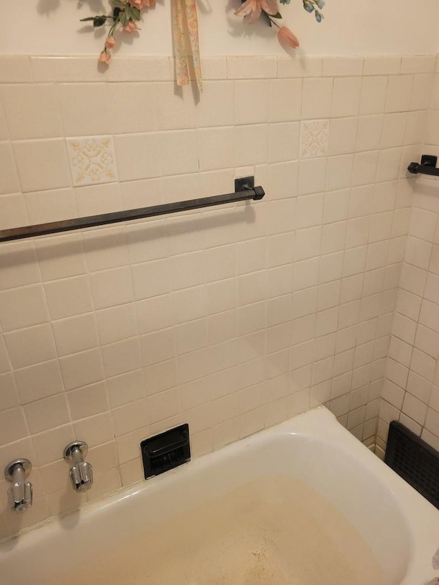 full bath featuring a washtub