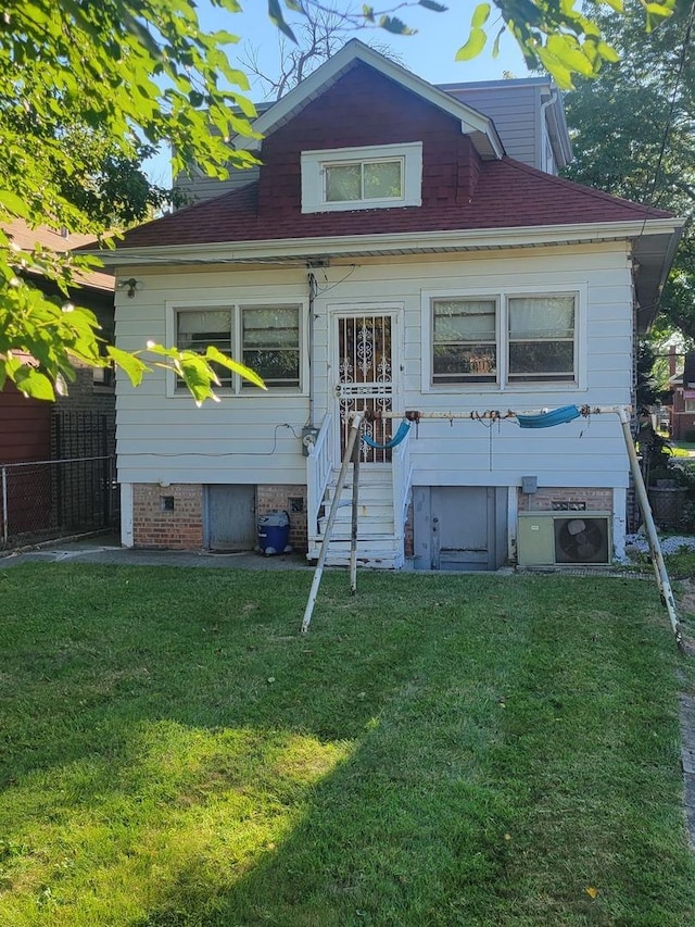 view of front of property featuring fence and a front lawn