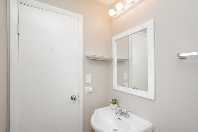 bathroom featuring sink