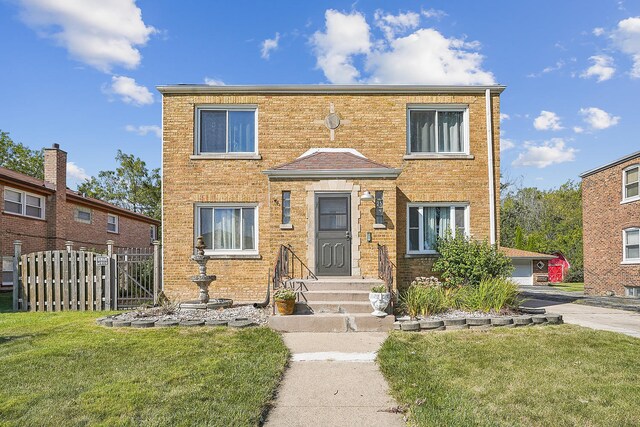 view of front of house featuring a front lawn