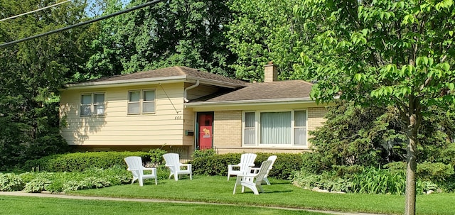 view of front of home featuring a front yard