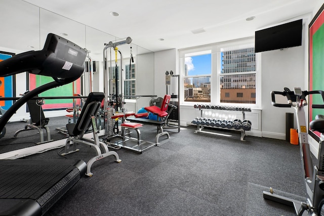 exercise room featuring baseboards