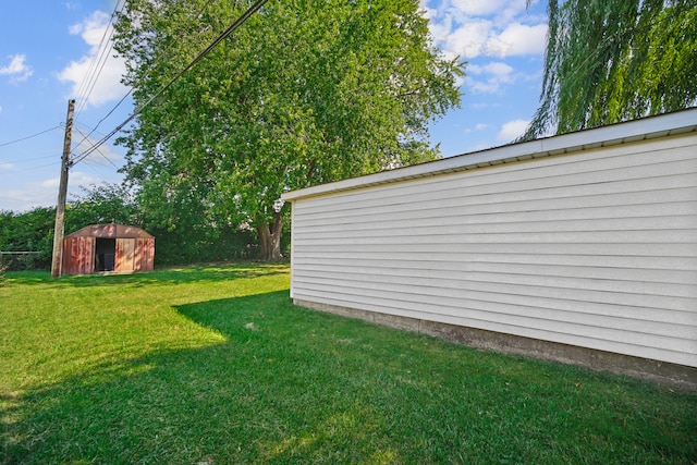 view of yard with a storage unit