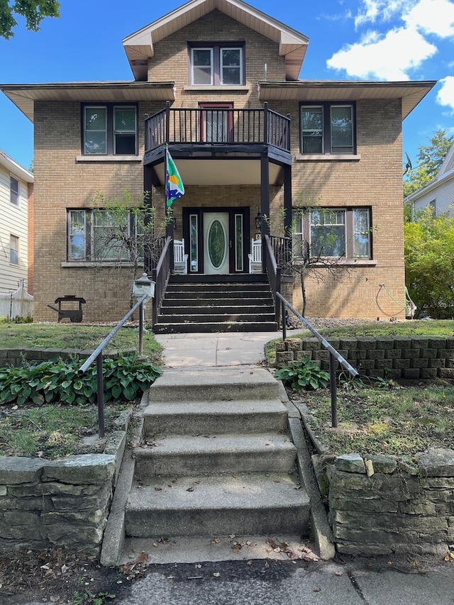 view of front of property featuring a balcony