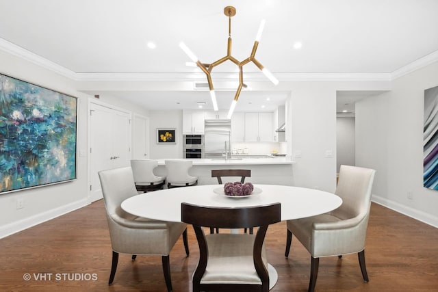 dining space with a notable chandelier, dark wood-type flooring, ornamental molding, recessed lighting, and baseboards